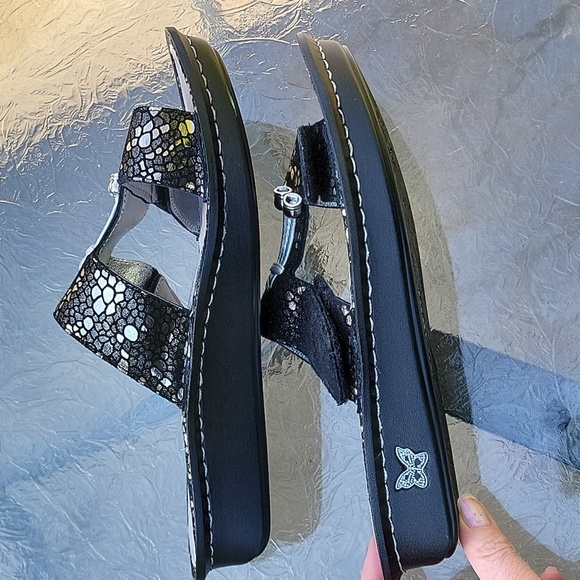 Alegria Leather Black Silver Sandals NWOT Printed Strap Fiona Tessel Flats Sz.39 - Picture 13 of 15